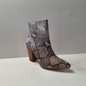 Carlos Santana Tibbie NEW Animal Print Stacked Heel Mobwife Ankle Boots Size 7
